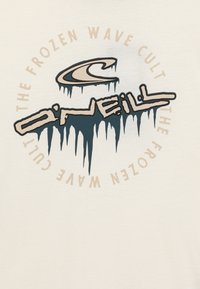 Camiseta color crema con un gráfico central que presenta el texto estilizado "O'Neill" y "THE FROZEN WAVE CULT" en azul oscuro y beige, con carámbanos.