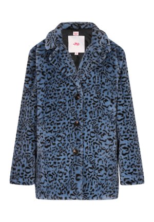 Palton din blană artificială de culoare albastră, cu un imprimeu de leopard negru, având croi cu guler tăiat, mâneci lungi și cinci butoane în față. Textură moale.