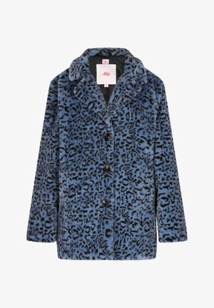 Kék színű, fekete leopárdmintás műszőrme kabát, amelynek kihajtott gallérja, hosszú ujjai és öt gombja van elöl. Puha tapintású.