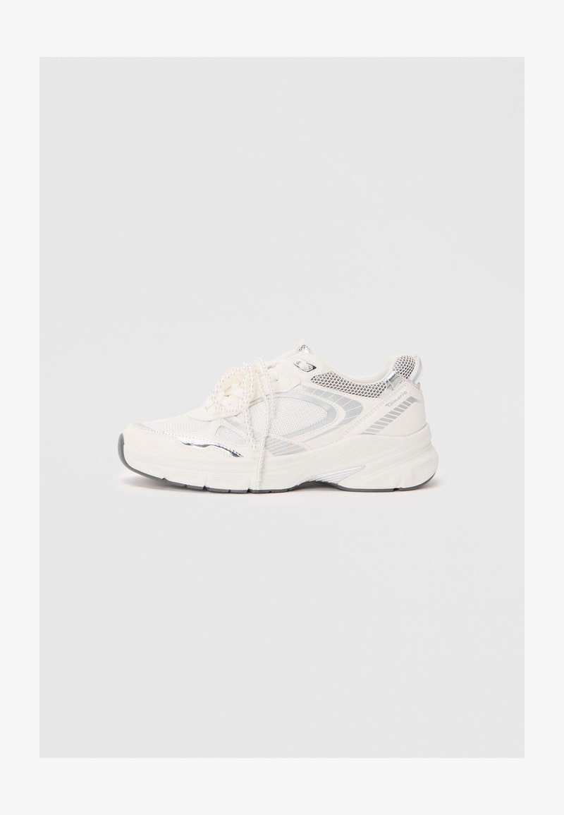 Λευκά αθλητικά παπούτσια με επάνω τμήμα από πλέγμα, μεταλλικές λεπτομέρειες, ανάγλυφο σόλα και μινιμαλιστικό σχέδιο. Διαθέτουν ρυθμιζόμενα κορδόνια.