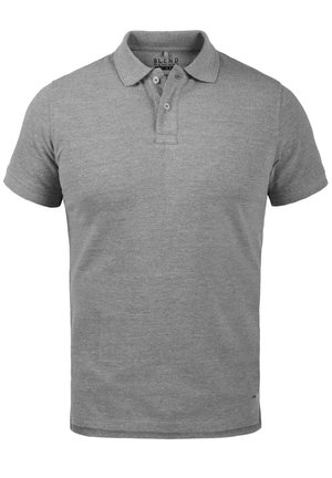 Grijze polo-shirt gemaakt van zachte stof, met een klassieke kraag, een placket met twee knopen en korte mouwen. Eenvoudig ontwerp, zonder patronen.