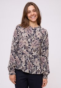 Långärmad blus i marinblått och krämfärgat med blommig paisleymönster, rund halsringning och knapprad fram. Mjuk, texturerad tyg.