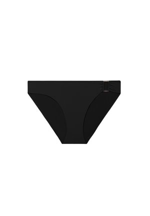 Chilot de bikini negru cu design cu tăietură înaltă și detaliu mic cu cataramă metalică pe șoldul stâng, pe fundal alb.