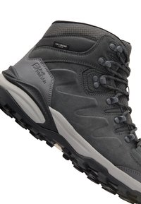 Scarponcino da trekking grigio con tomaia in sintetico testurizzato e suede. Presenta un sistema di allacciatura, un colletto imbottito e una suola in gomma resistente con punte di trazione.
