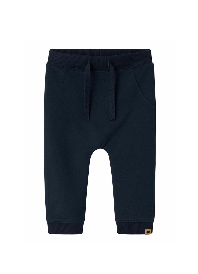 Shorts en coton bleu marine avec une taille élastique, deux poches latérales et un logo visible sur le bas de la jambe gauche.