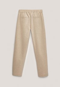 Beżowe, miękkie spodnie z elastycznym pasem, dwoma tylnymi kieszeniami i prostym krojem. Gładka powierzchnia bez widocznych wzorów.