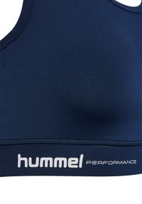 Marinblå sportbh gjord av mjukt, elastiskt material med rund halsringning och förstärkta kanter. "hummel PERFORMANCE"-logotypen i vitt på bandet.