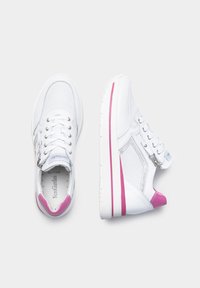 Sneaker bianche con dettagli rosa, materiali in rete e pelle, punta arrotondata, sistema di laccatura e dettaglio con zip laterale. Suola in gomma.
