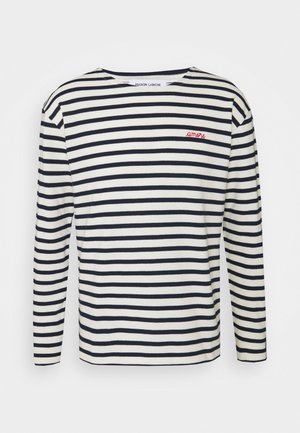 Chemise blanche à manches longues avec des rayures horizontales noires et une broderie rouge "amore" sur le côté gauche de la poitrine, col rond.