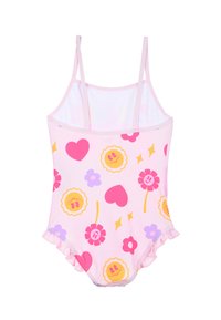 Bañador de una pieza rosa con tirantes finos, decorado con coloridos patrones de flores y corazones, con acentos de volantes en las aberturas de las piernas.