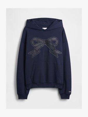 Sudadera con capucha de color azul marino oscuro que presenta un gran moño de imitación de cuero negro con tachuelas plateadas, un bolsillo frontal y puños y dobladillo de canalé.