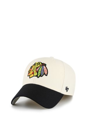 Gorra de béisbol blanca con visera negra, que presenta un colorido logo de cabeza de nativo americano y un pequeño emblema negro '47' en el costado.