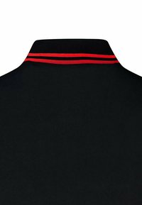 Czarna koszula z kołnierzykiem z dwoma równoległymi czerwonymi paskami na plecach, wyeksponowana na białym tle.