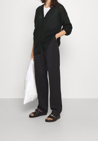 Filippa K Spodnie materiałowe