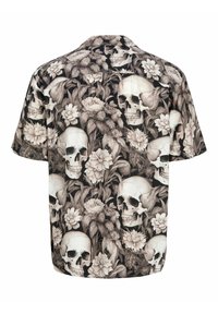 Chemise noire à manches courtes avec un motif de crânes blancs et des fleurs et feuilles détaillées en nuances de gris.