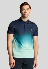 Heren poloshirt in een navy naar lichtblauw gradient. Gemaakt van gladde stof, voorzien van een drieknops sluiting en een geborduurd logo op de borst.