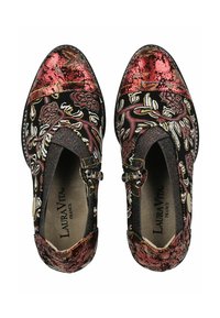 Zapatos negros con bordado floral en rojo y dorado, con acentos brillantes y una hebilla ornamental. Punta redondeada y detalle de superficie texturizada.