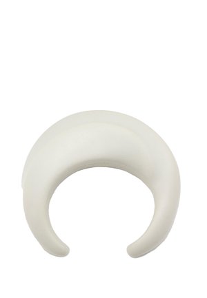 Anello bianco liscio a forma di mezzaluna con una fascia spessa e estremità aperte, progettato come un accessorio audace e moderno.