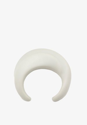 Anello bianco liscio a forma di mezzaluna con una fascia spessa e estremità aperte, progettato come un accessorio audace e moderno.