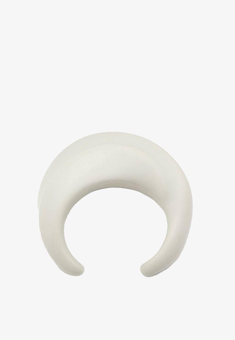 Bague blanche lisse en forme de croissant avec une bande épaisse et des extrémités ouvertes, conçue comme un accessoire moderne et audacieux.