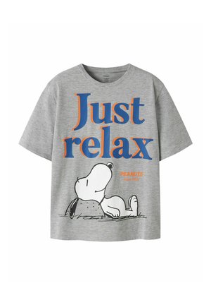 T-shirt gris avec texte bleu et orange "Just relax" et un Snoopy noir et blanc allongé avec "Peanuts Since 1950" en orange.