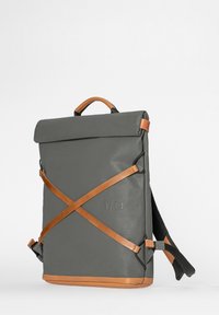 Grau farbener Rucksack mit einem Roll-Top-Design, Akzenten aus hellbraunem Leder, verstellbaren Schulterriemen und einem vorderen Kreuzgurt-Detail.