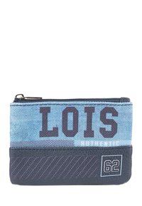 Cartera de tela vaquera azul con acentos gris oscuro, que presenta el texto "LOIS AUTHENTIC" y un logotipo, cierre de cremallera y un patrón a rayas en la parte inferior.