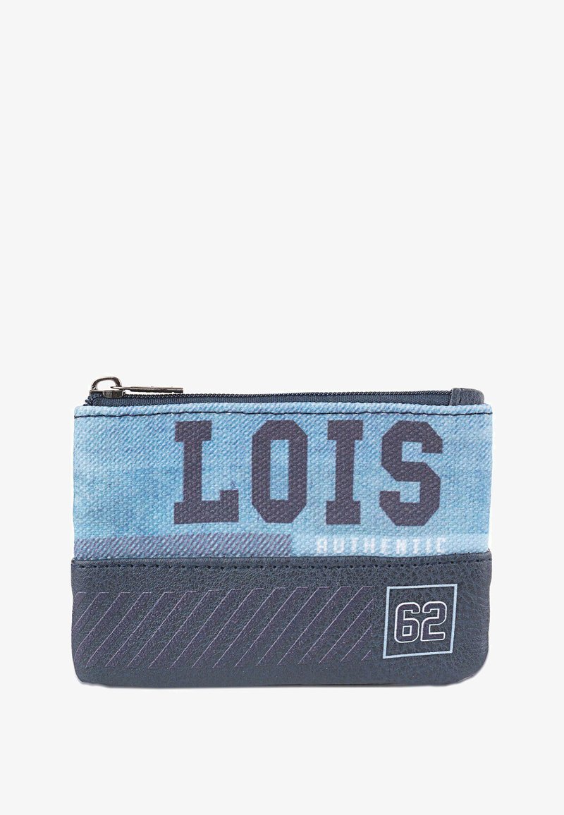 Cartera de tela vaquera azul con acentos gris oscuro, que presenta el texto "LOIS AUTHENTIC" y un logotipo, cierre de cremallera y un patrón a rayas en la parte inferior.