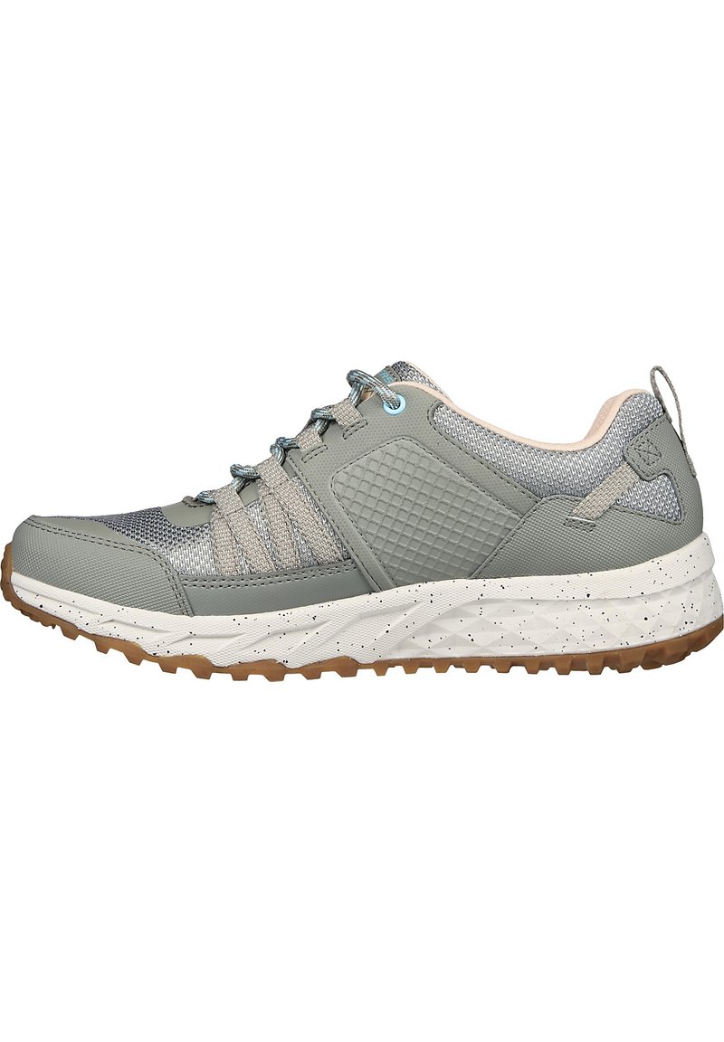 Zapatillas deportivas de color gris claro con parte superior de malla y textil, paneles texturizados, mediasuela moteada y suela de goma para mayor agarre. Cordones en un azul contrastante.