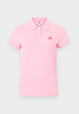 Rosa polo-skjorte med krage, korte ermer og en liten brodert logo i oransje. Laget av et glatt, bomullslignende materiale.