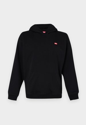 Svart hoodie i bomullsmix, med en framficka och justerbar snörning vid huvan. Visar en liten röd "DIESEL"-logotyp på bröstet.