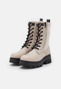 Calvin Klein Jeans CHUNKY COMBAT LACEUP ZIP - Botines con plataforma - eggshell