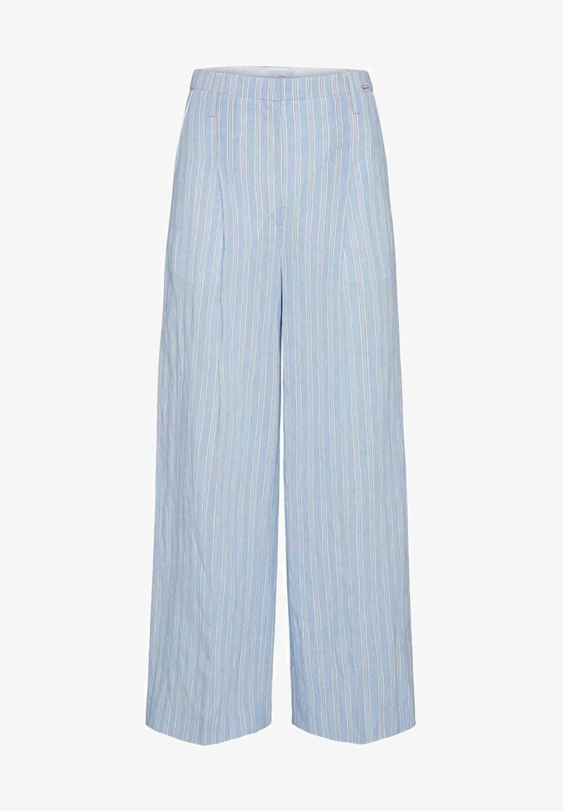 Pantalon large bleu clair avec rayures blanches verticales, plis à l'avant et taille mi-haute.