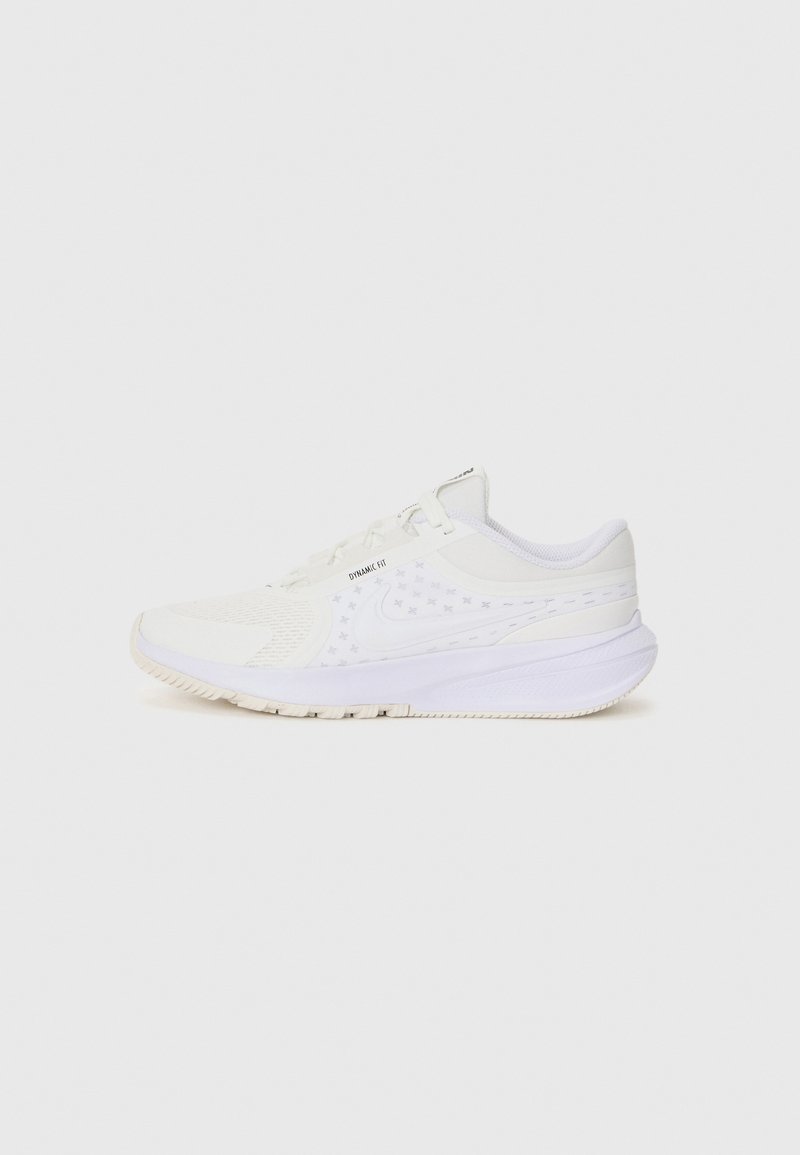 Zapatilla deportiva blanca con parte superior de malla, paneles laterales texturizados y un talón reforzado. Cuenta con una suela de goma blanca y sutiles acentos de marca.