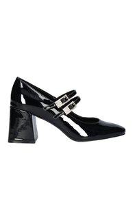 Zapato de tacón alto de charol negro con punta afilada y tacón cuadrado. Presenta dos hebillas decorativas con acentos de cristales.