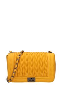 Borsa a tracolla in pelle gialla trapuntata con catena argentata e chiusura a serratura rettangolare sul fronte.