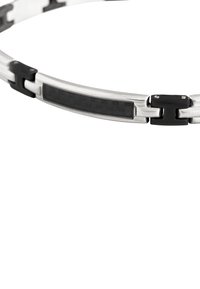 Bracelet en métal avec une finition argentée lisse, un panneau central texturé noir et des accents métalliques, le tout avec des maillons de connexion pour plus de flexibilité.