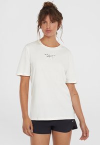 Weißes Baumwoll-T-Shirt mit kurzen Ärmeln, Rundhalsausschnitt und schwarzem Text-Branding auf der Brust, kombiniert mit schwarzen Shorts. Einfaches Design und Passform.