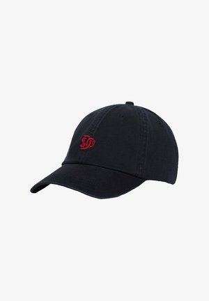Cappellino da baseball in cotone nero con visiera curva, caratterizzato da un logo ricamato rosso sul pannello frontale e fori di ventilazione sui lati.