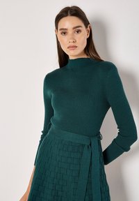 Apricot HIGH NECK - Stickad klänning - green