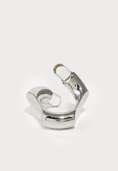 Bague en argent avec une finition lisse et polie, un design incurvé et un accent texturé. Anneau ouvert avec un look contemporain subtil.