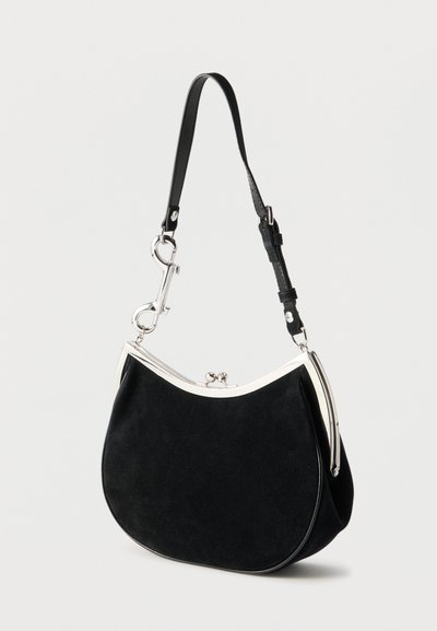 Μαύρο τσάντα ώμου από σουέντ με ασημί μεταλλικό πλαίσιο και ρυθμιζόμενο ιμάντα με κούμπωμα σε απλό λευκό φόντο.