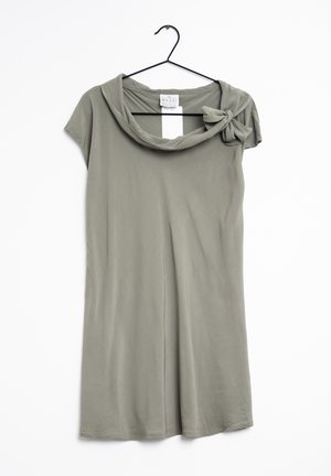 Sukienka z krótkim rękawem w oliwkowym odcieniu, z drapowaną plisą na szyi i detalem w postaci węzła na ramieniu, wykonana z miękkiej, lekkiej tkaniny.