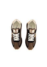 Scarpe da ginnastica marroni e nere con materiali in rete e suede, con lacci bianchi e un accento dorato sulla linguetta. Design classico delle sneakers.