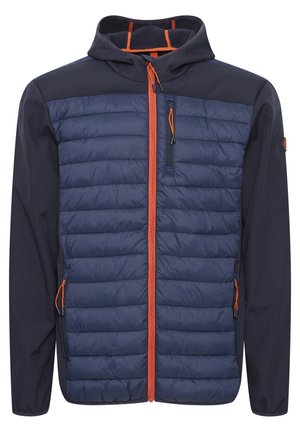 Marineblaue isolierte Jacke mit gesteppter Vorderseite, einfarbigen Ärmeln, oranges Reißverschluss und Akzente, Kapuze und Reißverschlusstaschen an den Seiten.