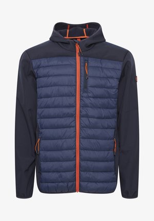 Marineblaue isolierte Jacke mit gesteppter Vorderseite, einfarbigen Ärmeln, oranges Reißverschluss und Akzente, Kapuze und Reißverschlusstaschen an den Seiten.
