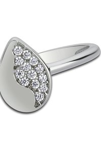 Bague en argent avec un design en forme de goutte, présentant une surface polie et un groupe de pierres translucides circulaires sur un côté.