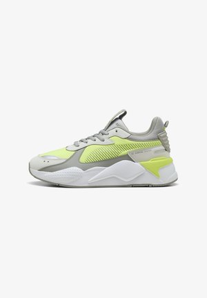 Sport sneakers met een mix van grijze, witte en felgele materialen. Opvallende textuurpanelen van gaas en een chunky zoolontwerp.