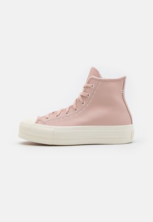 Sneaker alte in morbida pelle rosa con suola in gomma bianca, caratterizzate da accenti cuciti e lacci per una vestibilità sicura.