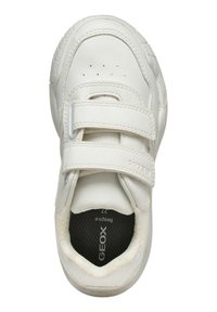 Scarpa sportiva bianca con fascia in velcro, tomaia in pelle liscia, colletto imbottito, perforazioni sulla punta e rivestimento in tessuto nero.